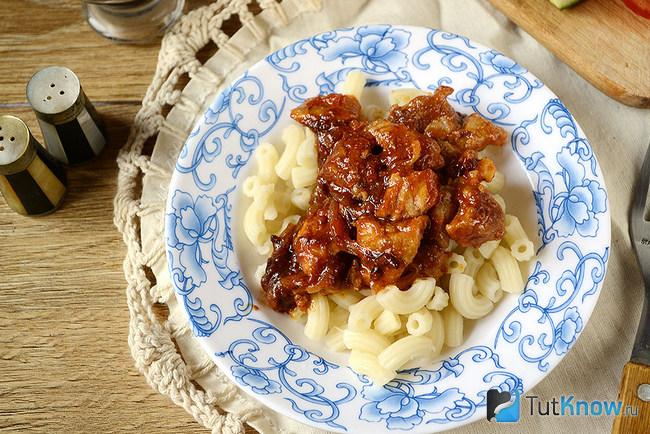 Подлива из мяса с помидорами и кетчупом поверх основного блюда