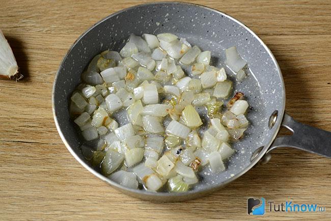 Резаный лук на сковороде