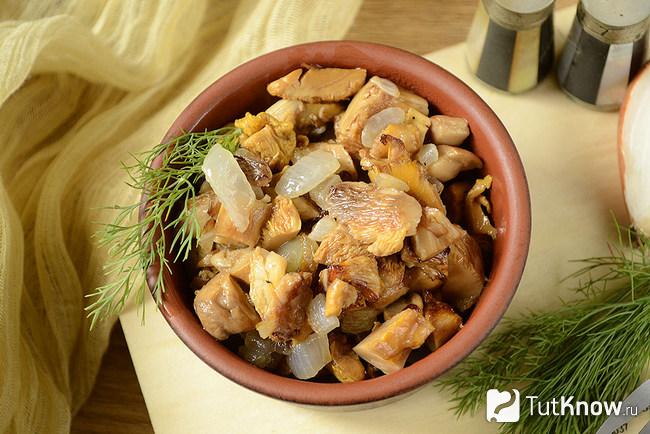 Как выглядят жареные с луком лисички
