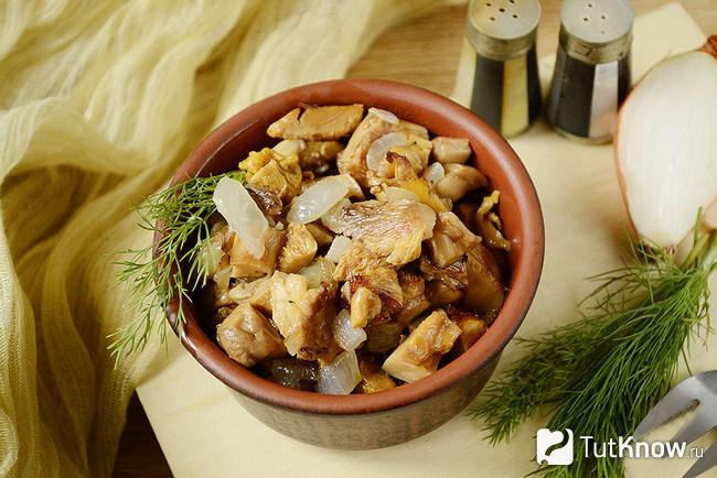 Жареные лисички с луком готовы к употреблению