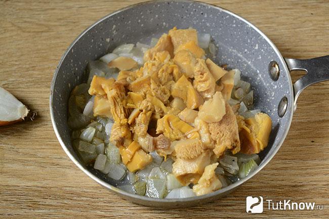 Лисички добавлены в сковороду к луку