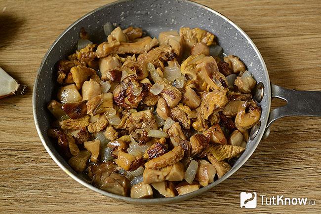 Лисички и лук после жарки
