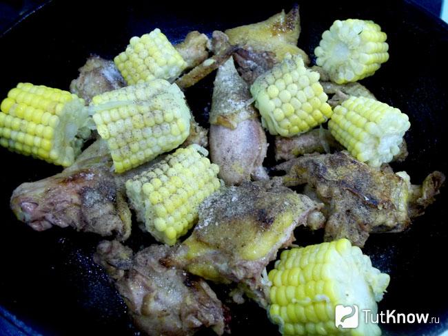 К курице в сковороду добавлена кукуруза