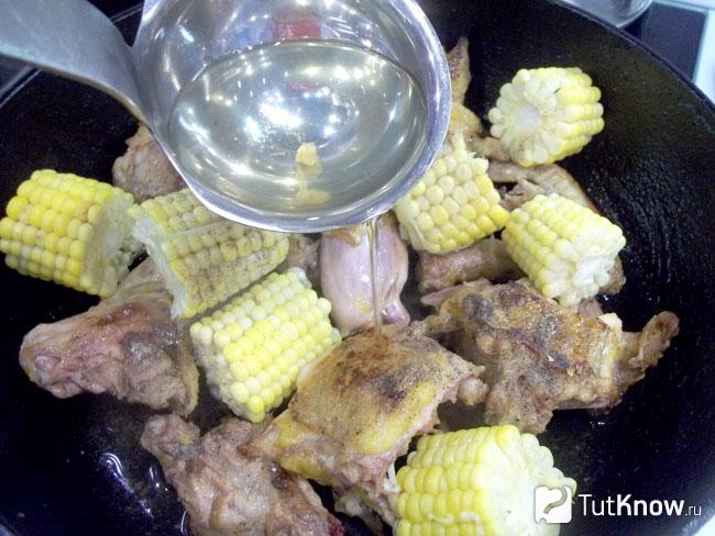 В сковороду налит кукурузный рассол
