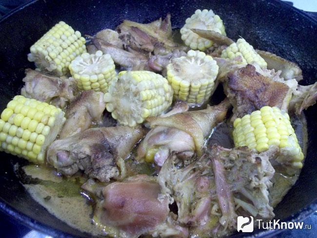Готовая тушеная курица с початками кукурузы
