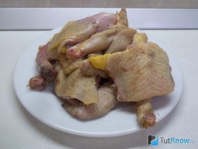 Курица нарезана кусочками