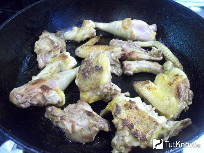 Курица жарится в сковороде до золотистости
