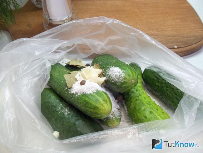 К огурцам добавлен нарезанный чеснок