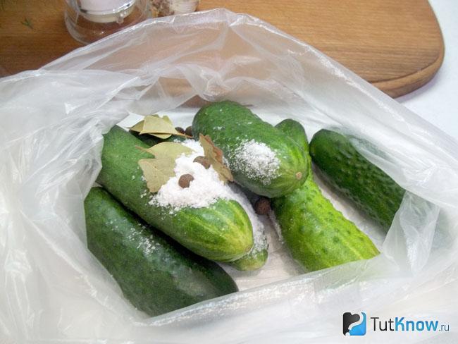 К огурцам добавлен лавровый лист