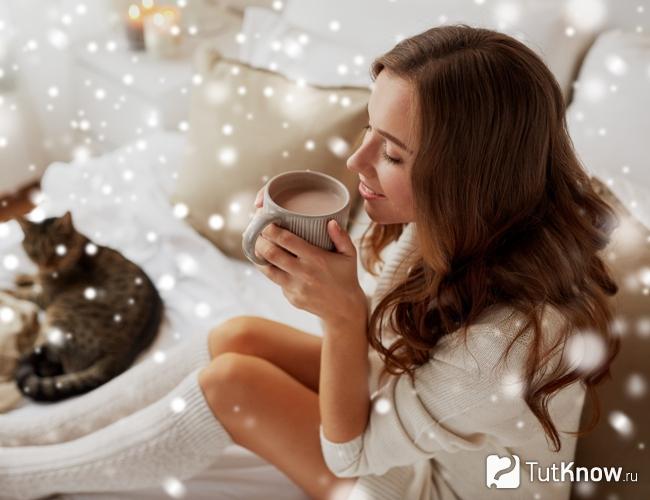Девушка пьет обезжиренное какао