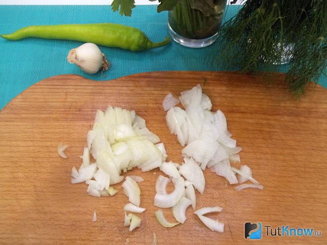Репчатый лук нашинкован полукольцами