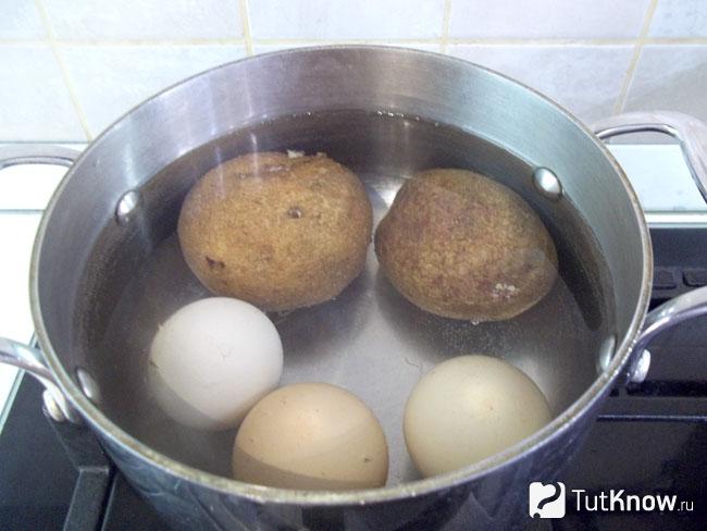 Картошка и яйца варятся