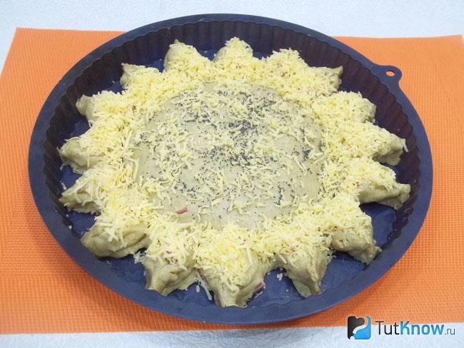 Пирог присыпан сырной стружкой