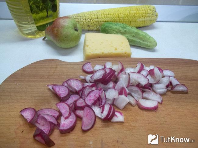 Редис нарезан полукольцами