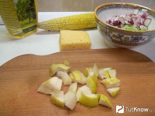 Груши нарезаны кусочками