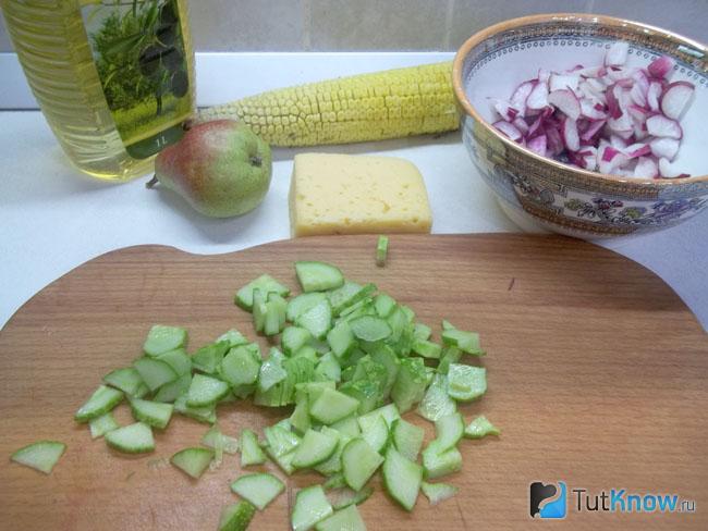 Огурцы нарезаны полукольцами