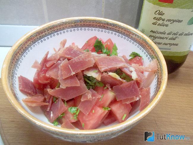 Продукты сложены в миску