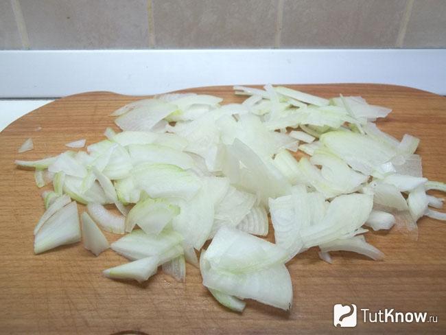 Репчатый лук нашинкован