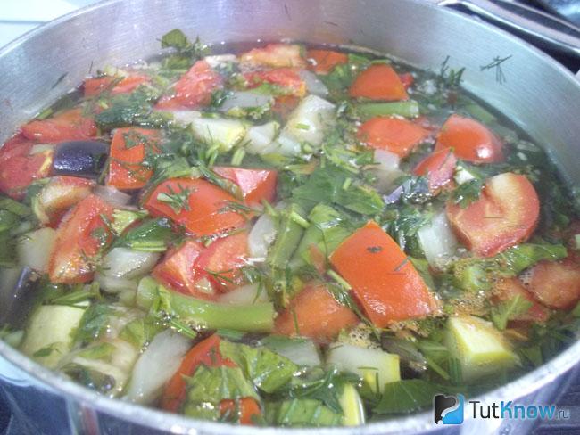 Готовый низкоуглеводный овощной суп с курицей