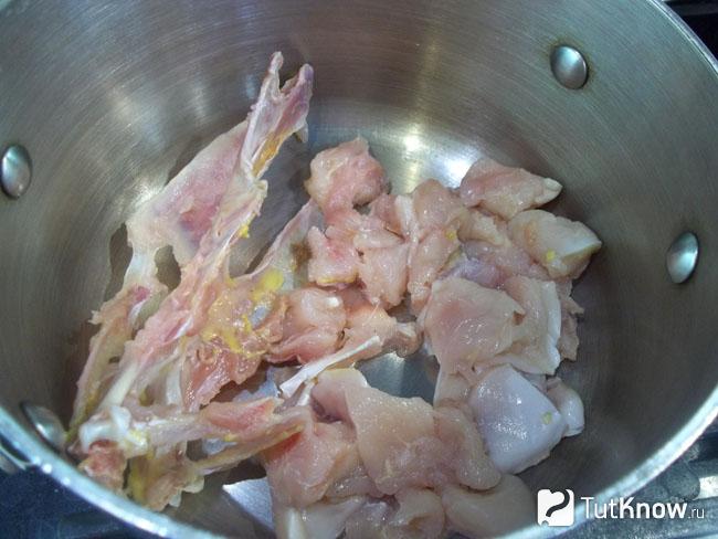 Курица нарезана и сложена в кастрюлю