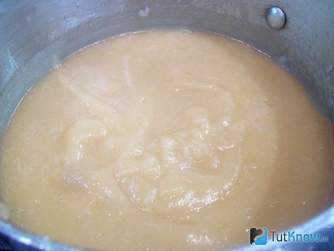 Отваренные яблоки и груши пюрированы блендером
