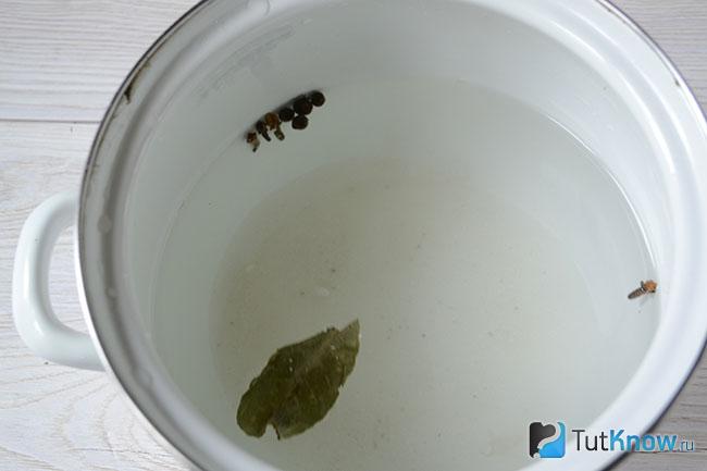 Кастрюля с маринадом для лисичек