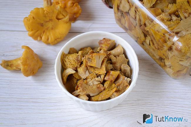 Миска с маринованными лисичками вид сверху