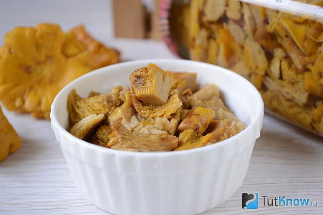 Маринованные лисички готовы к употреблению