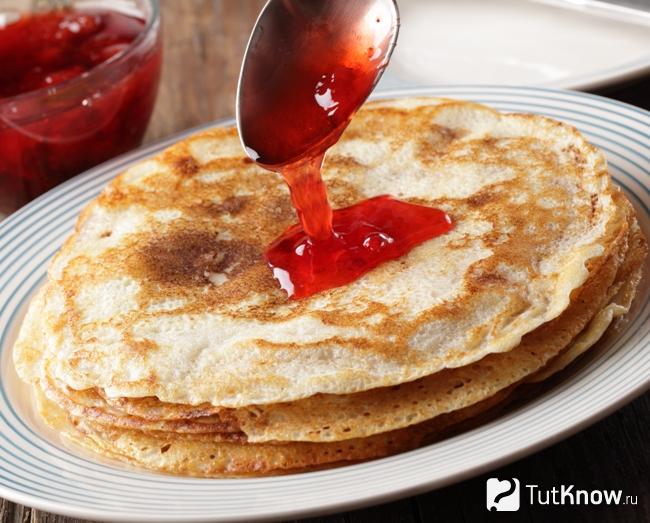 Арахисовые блины с клубничным джемом
