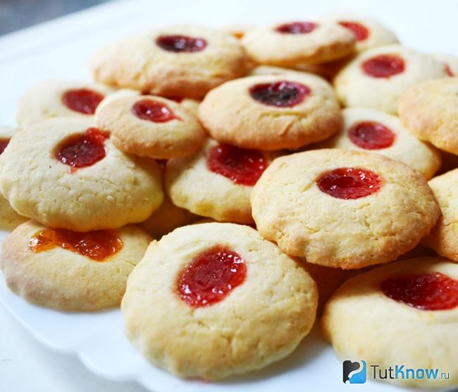 Песочное печенье с клубничным джемом