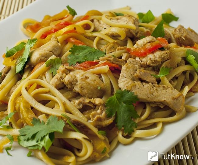 Яичная лапша с курицей
