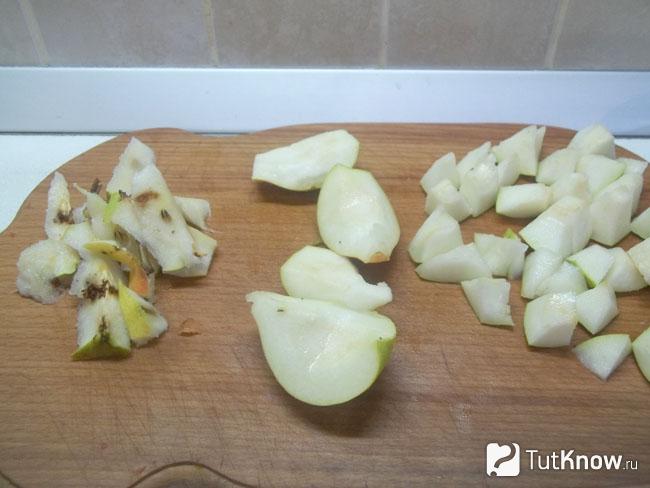Груши нарезаны кубиками