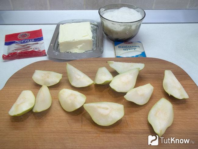 Груши очищены от семян и нарезаны дольками