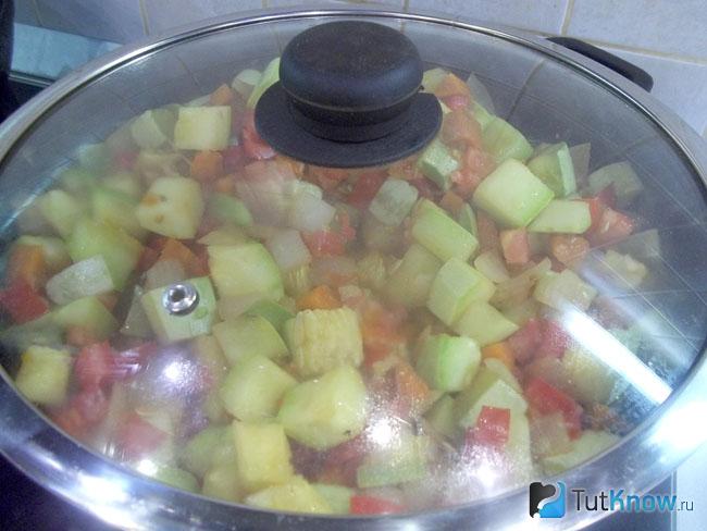 Овощи тушатся под крышкой