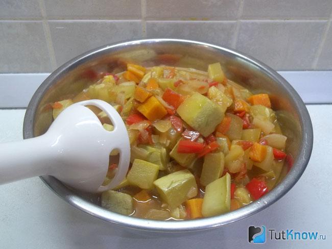 Овощи выложены в миску