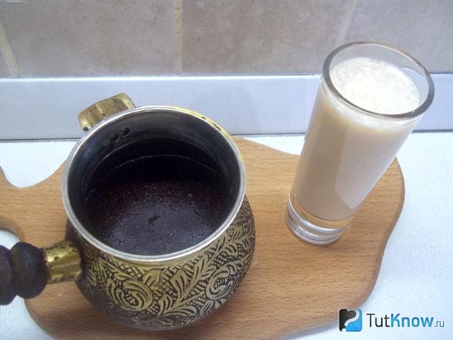 В турку налита вода