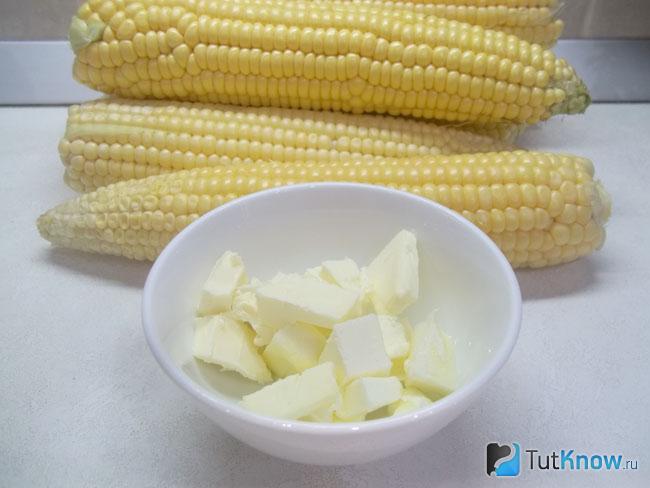 Мягкое сливочное масло помещено в миску