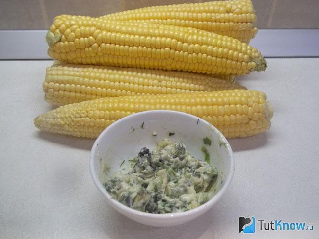 Зелень и чеснок перемешаны с маслом