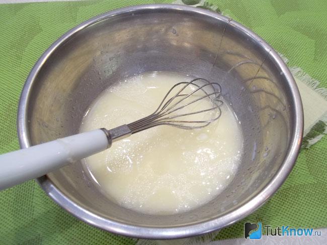 Молоко и масло перемешано венчиком