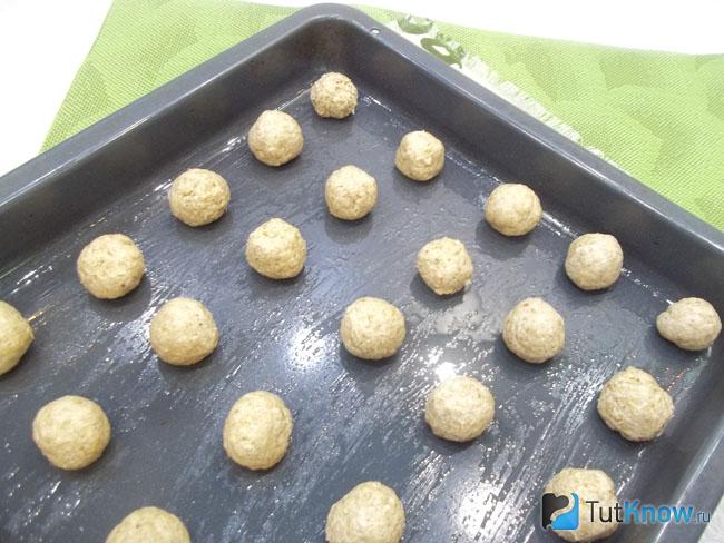 Из теста сформированы шарики и выложены на противень