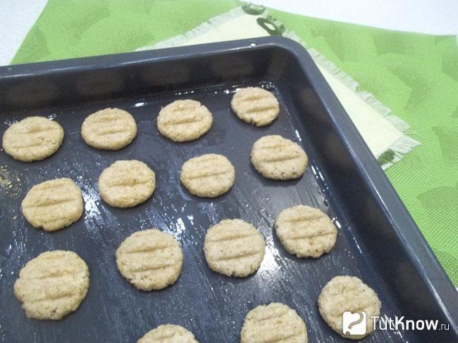 Шарики теста придавлены в тонкую лепешку