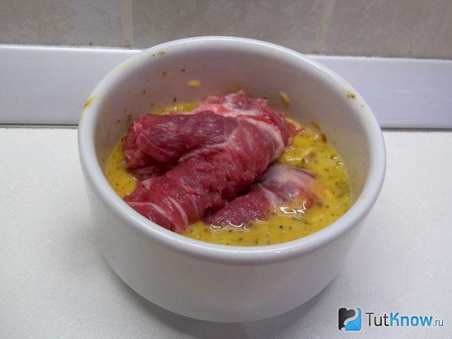 Мясные стейки помещены в кляр