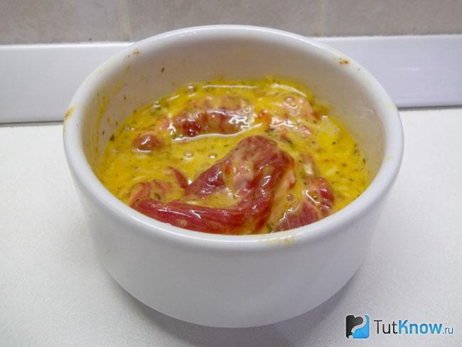 Мясные стейки помещены в кляр