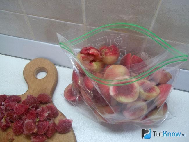 Персики сложены в пакет для заморозки