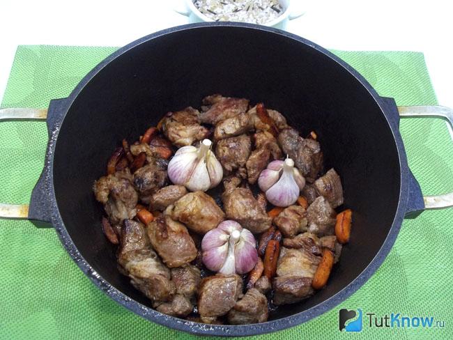 К жареному мясу с морковью добавлены головки чеснока