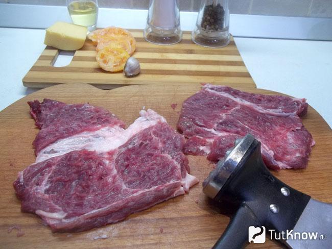 Стейки нарезаны по 1 см и отбиты кухонным молоточком