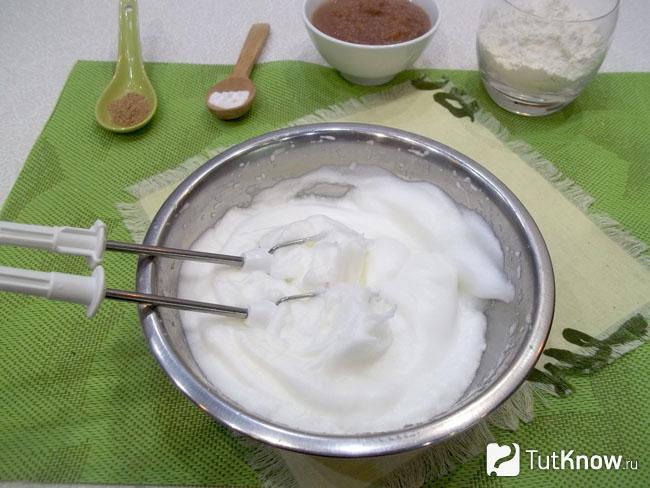 Белки с солью взбиты миксером