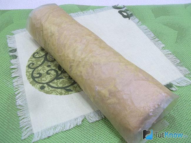 Горячий корж свернут рулетом