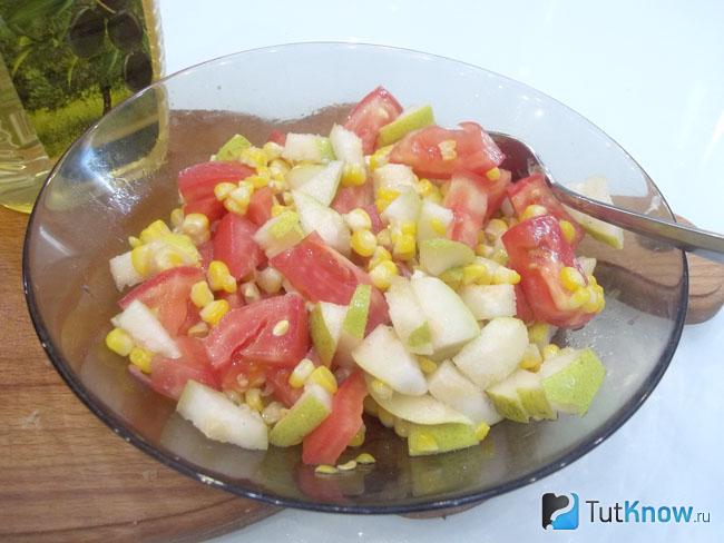 Готовый салат с кукурузой, грушами и помидорами
