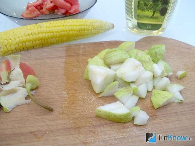 Груши и яблоки нарезаны кусочками